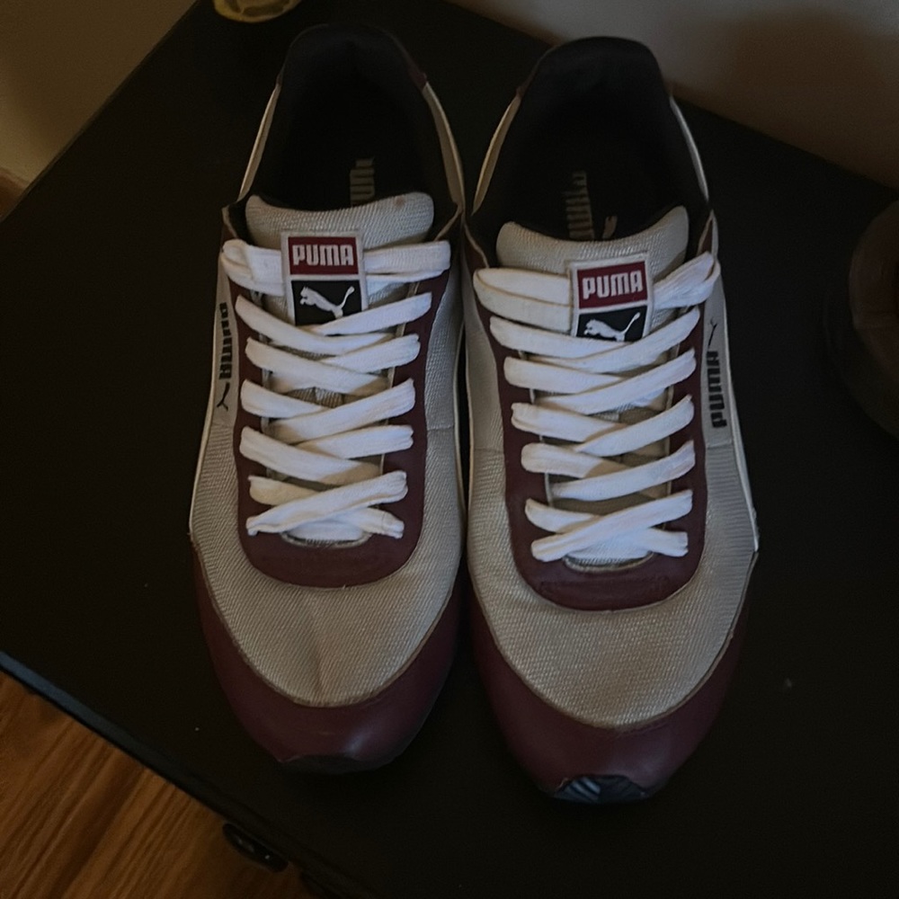 Low cut Puma tennis shoes
